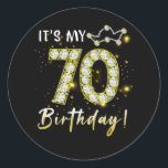 Pegatina Redonda It_s my Birthday 70th Birthday Diamon<br><div class="desc">Unas increíbles ideas para la gente que nació en 1953 en el Retro Vintage Classic Old School 70th Awesome tee Ideas para hombres mujeres. 70 años de un increíble cumpleaños vintage. Completa decoración feliz de cumpleaños. Tu fiesta de cumpleaños será divertida, impresionante, épica y legendaria. El hermoso y largamente esperado...</div>