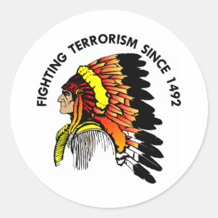 Pegatina Redonda Jefe indio luchando contra el terrorismo