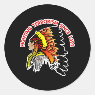 Pegatina Redonda Jefe indio luchando contra el terrorismo negro