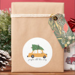 Pegatina Redonda Jingle All Way Car and Christmas Tree Holiday<br><div class="desc">Añada un toque festivo y alegre a su decoración de vacaciones,  regalo de Navidades o nota de bienvenida a este adorable pegatina de temporada. Pegatina tiene un auto amarillo con un árbol de Navidad verde decorado encima. Debajo del auto está el jingle del texto todo el camino.</div>