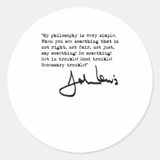 Pegatina Redonda John Lewis se mete en problemas en la camiseta neg