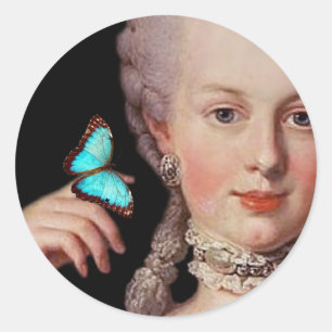 Pegatina Redonda Joven Marie Antoinette con mariposa