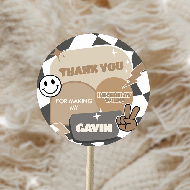 Pegatina Redonda Joven y salvaje retro y fiesta de los tres cumplea (Subido por el creador)