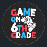 Pegatina Redonda Juego en 6º Grado Funny Birthday Boy Gaming Lover<br><div class="desc">Divertido dice "Juego en sexto grado" Gracioso videojuego de cumpleaños diseño colorido de juegos de azar. Nuestro diseño de "Juego en sexto grado". Perfecto para campeonatos de fútbol, estudiantes inteligentes y pequeños jugadores, es un conjunto bonito y fresco para la jornada escolar, fiestas, cumpleaños. Dejemos que niños y chicas muestren...</div>