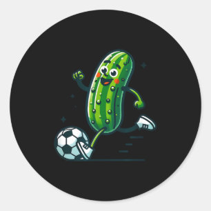 Pegatina Redonda Jugador de pepino de fútbol pateando pelota divert