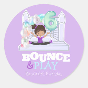 Pegatina Redonda Jugar al Sexto Cumpleaños de Bounding House Jump