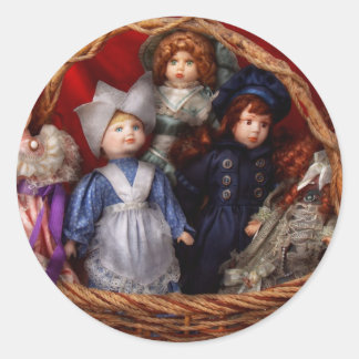 Pegatina Redonda Juguete - Muñecas - Una canasta de muñecas victori