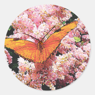 Pegatina Redonda Julia Butterfly sobre las flores rosadas