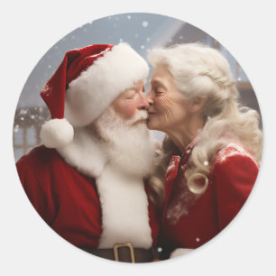 Pegatina Redonda Kissing Mr. y la Sra. Santa Claus