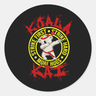 Pegatina Redonda Koala Kai Divertido Karate Ninja Dojo Koala Abraza