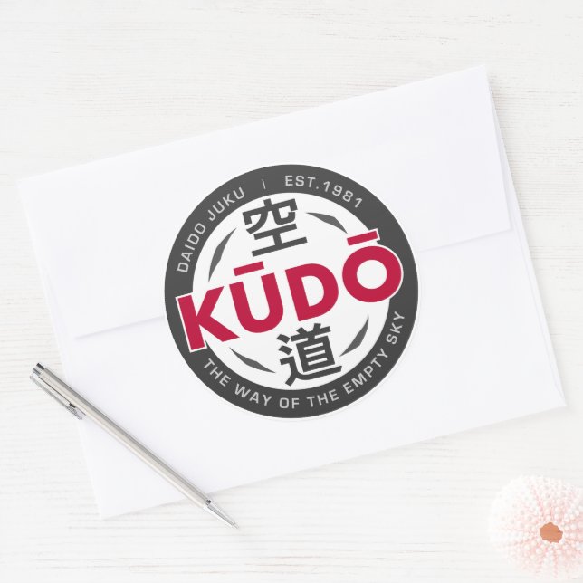 Pegatina Redonda Kudo – Minimal Japanese Martial Arts Emblem (Sobre)