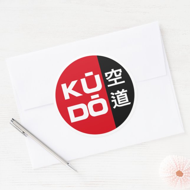 Pegatina Redonda Kudo – Minimal Japanese Martial Arts Emblem (Sobre)