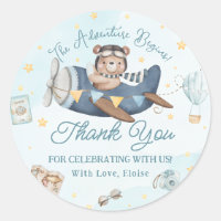 La aventura comienza con el avión de un niño peque