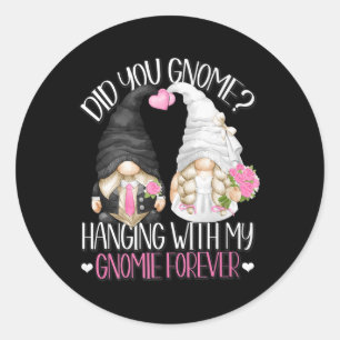Pegatina Redonda La Boda Groom Bride Gnome Pun Colgando Con M