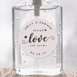 Pegatina Redonda La boda rusa moderna favorece a Sanitizer a mano<br><div class="desc">Personalizado diseñado para ducha de novia/fiesta de boda sanitizer mano favorece a las etiquetas/pegatinas que presentan "amor extendido no gérmenes" en escritura de pincel de mano con diseño de corazones adorables.</div>