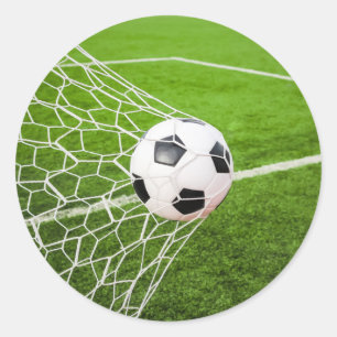 Pegatina Redonda La bola de fútbol golpea la red de gol