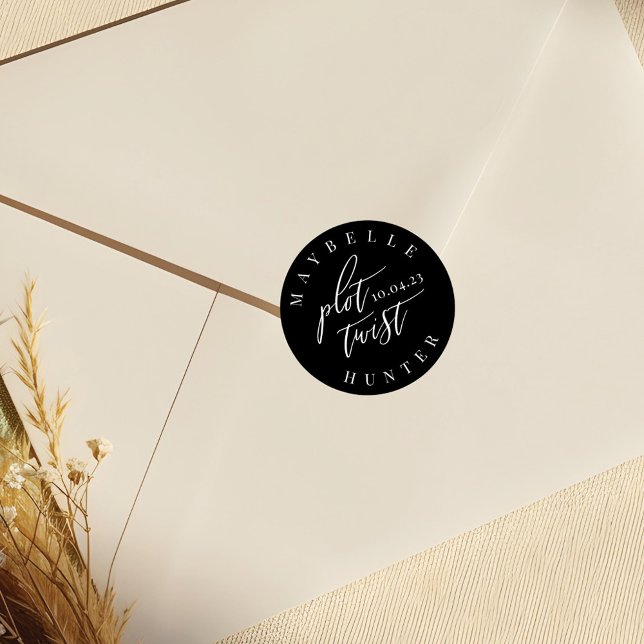 Pegatina Redonda La caligrafía moderna negra de la trama Twist Save (Plot Twist Black Modern Calligraphy Save The Date Classic Round Sticker)