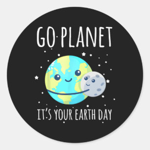 Pegatina Redonda La camiseta del Día de la Tierra se va al planeta