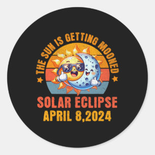 Pegatina Redonda La Causa Total Del Eclipse Solar 2024 Está Ganando