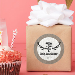 Pegatina Redonda La caza rústica está por encima de Barnwood Salven