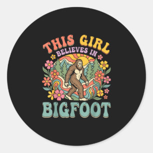 Pegatina Redonda La chica Bigfoot cree en la puesta de sol floral d