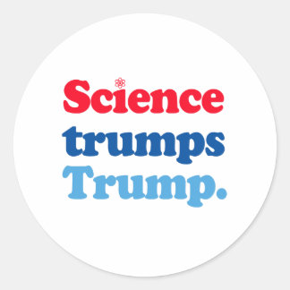 Pegatina Redonda La ciencia triunfa sobre Trump