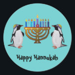 Pegatina Redonda La congelada Hannukah escogida<br><div class="desc">Ilustracion gráfico de pingüinos disfrutando de las luces de la menorah de Hannukah. ¡Celebren los milagros de Chanukah todas las ocho noches!</div>