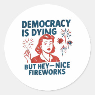 Pegatina Redonda La democracia divertida está muriendo, pero Hey, B