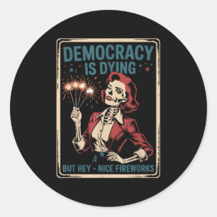 Pegatina Redonda La democracia esquelética está muriendo pero los b