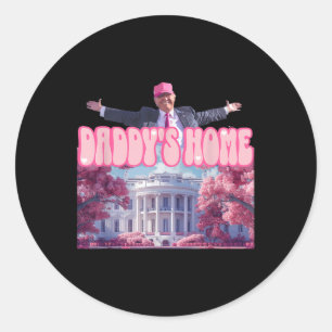 Pegatina Redonda La divertida casa de Daddys Trump Pink 2024 lleva 