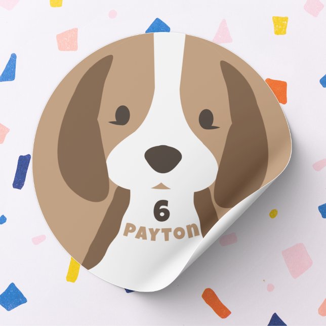 Pegatina Redonda La edad del perro y la fiesta de cumpleaños del ni (cute puppy dog birthday sticker with custom age and name)