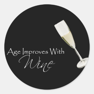 Pegatina Redonda La edad mejora con el vino en negro