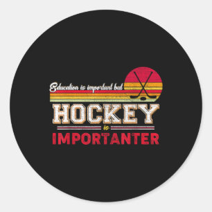 Pegatina Redonda La educación es importante pero el hockey sobre hi