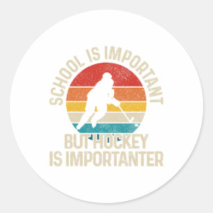 Pegatina Redonda La escuela es importante, pero el hockey es import