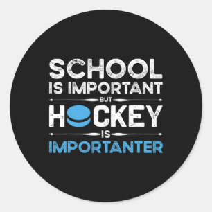 Pegatina Redonda La escuela es importante pero el hockey es más imp