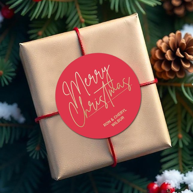Pegatina Redonda La Feliz Navidad con Guión Dorado en Rojo (Merry Christmas in gold script on red 3" round stickers)