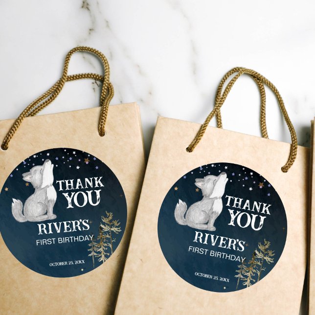 Pegatina Redonda La fiesta de cumpleaños temática del lobo pequeño  (Little wolf themed birthday party favor thank you sticker cute wolf pup wild one party favor gift)