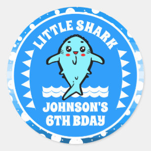 Pegatina Redonda La fiesta del cumpleaños del tiburón bajo el mar