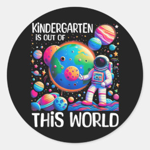 Pegatina Redonda La guardería infantil está fuera de este mundo de