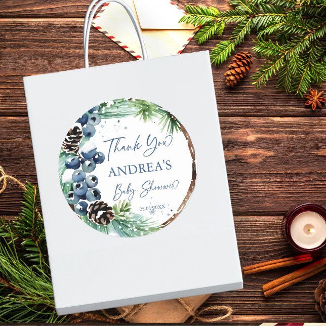 Pegatina Redonda La lluvia de invierno de pinos nevados fue un favo (Winter baby shower snowy pines wreath with blue winter berries favor sticker thank you stickers)