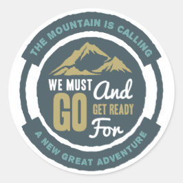 Pegatina Redonda La montaña está llamando, debemos irnos