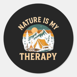Pegatina Redonda La naturaleza es mi terapia de camping - Aventura 