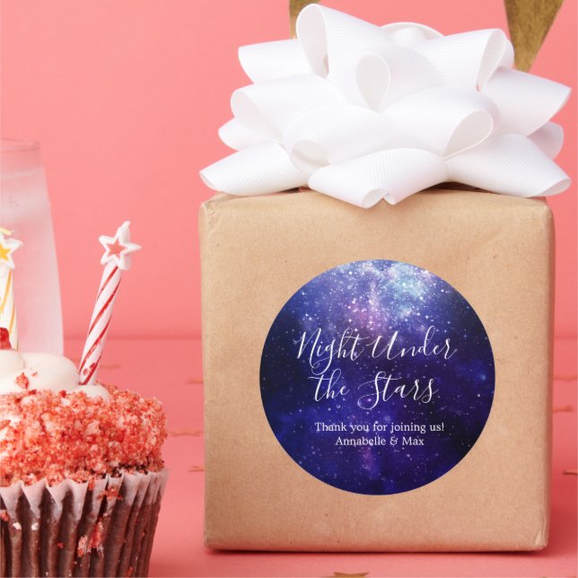 Pegatina Redonda La noche bajo la galaxia de las estrellas (Fiesta)