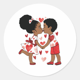 Pegatina Redonda La pareja africana de San Valentín sosteniendo el 