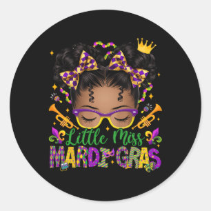Pegatina Redonda La pequeña Miss Mardi Gras Afro Messy Bun Chicas N