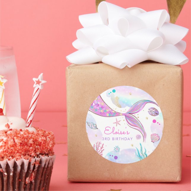 Pegatina Redonda La Sirenita Temblorosa Bajo La Fiesta Del Cumpleañ (Fiesta)