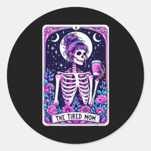 Pegatina Redonda La Tarjeta de Tarot de la Mamá Cansada Esqueleto d