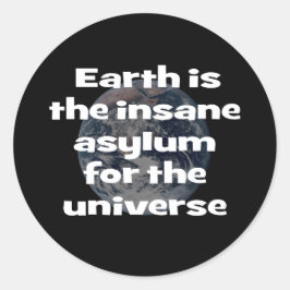Pegatina Redonda La Tierra es el manicomio demente del universo