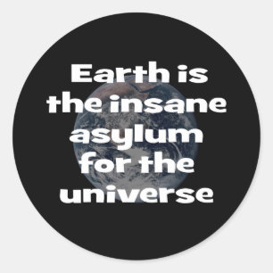 Pegatina Redonda La Tierra es el manicomio demente del universo