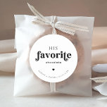Pegatina Redonda La tipografía de guión retro es su favorito de la<br><div class="desc">Presenta a tus invitados tus dulces favoritos con estos adorables pegatinas,  con tipografía retro y texto personalizado. Añade fácilmente tus propios detalles haciendo clic en la opción "personalizar".</div>